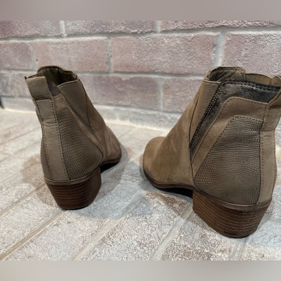 Boots​ - Picture 4 of 12